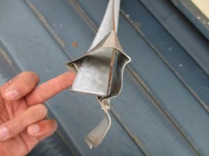 屋根の雪止め金具が曲がっていませんか？長野市の山沿い住宅の雪害と、費用を抑えた修理法