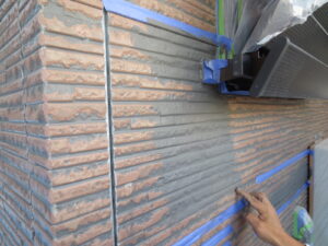 【窯業サイディング】一部の劣化なら補修してクリア塗装が可能です