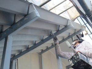 折板屋根の結露問題を解消!屋根裏塗装の効果的な対策方法