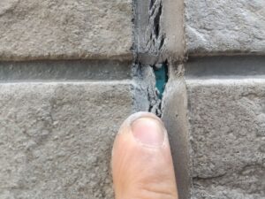 【佐久市コーキング打ち換え工事】コーキングの劣化に気を付けましょう。