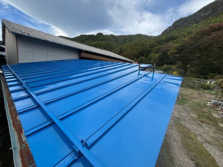 川上村Ｅ様　物置屋根塗装工事
