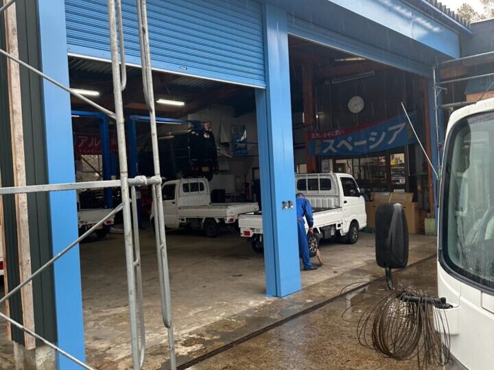 白馬村整備工場　シャッター塗装工事