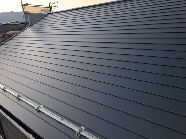 千曲市Ⅰ様　屋根カバー工法、付帯部塗装工事