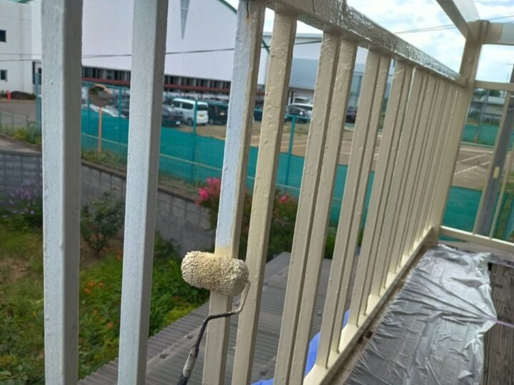 バルコニー手摺上塗り(1回目)