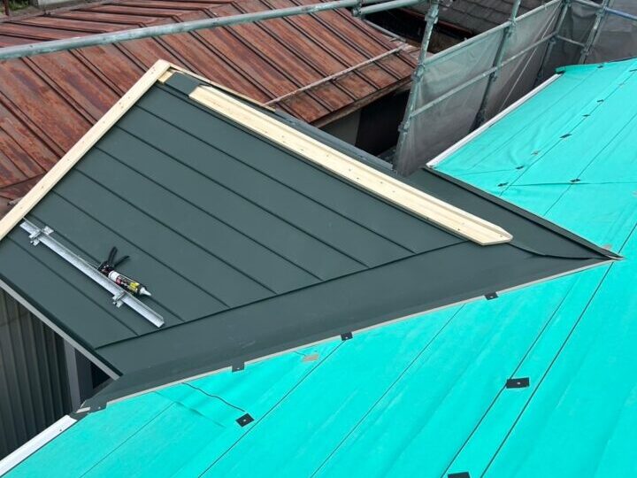 屋根:板金カバー工事(ガルバリウム鋼板 屋根板金材取付)