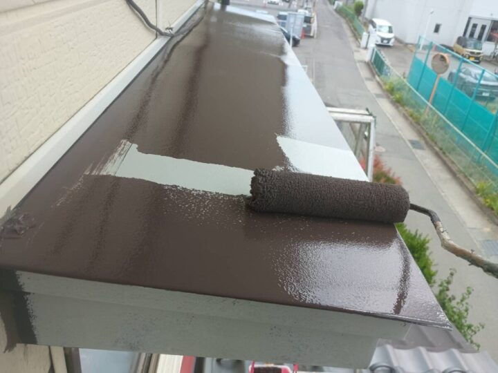 霧除け屋根上塗り(1回目)