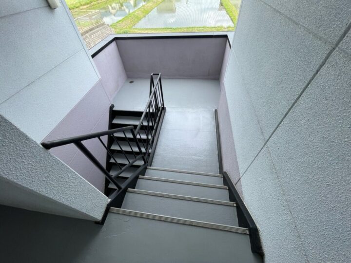 箕輪町アパート 階段床塗装工事